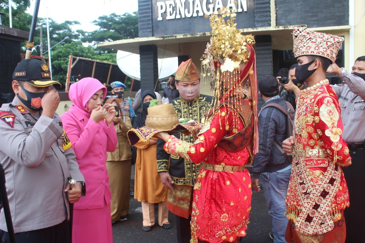 Kapolres Baru RL, AKBP Puji Prayitno S.Ik, MH Disambut Secara Adat