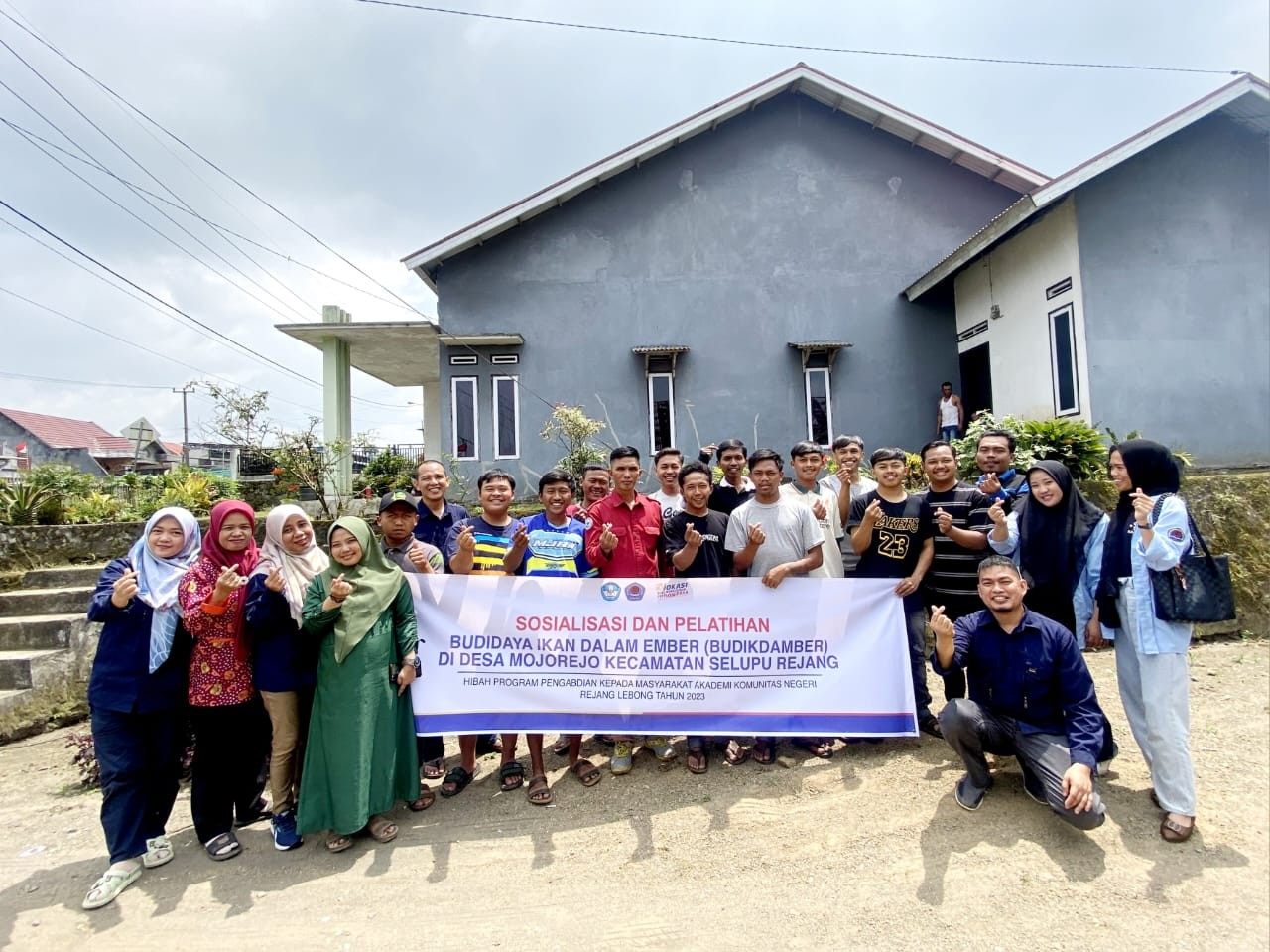 Tim Pengabdian Kepada Masyarakat (PKM) AKREL turun dan mengajak Kelompok tani (Poktan) di Desa Mojorejo Kecamatan Selupu Rejang kabupaten Rejang Lebong untuk berkolaborasi menggabungkan budidaya ikan dalam ember (Budikdamber)
