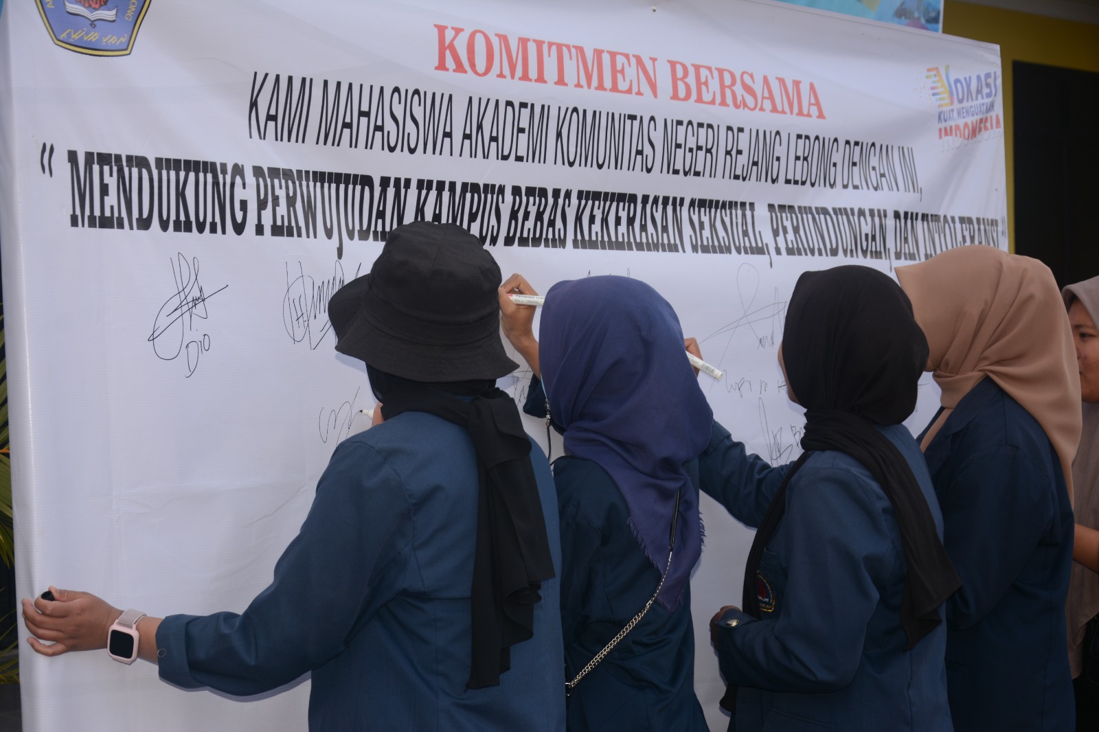 Penandatanganan Pakta integritas " Mengukuhkan Komitmen Civitas Akademi Komunitas Negeri Rejang Lebong dalam Pencegahan dan Penanganan Kekerasan Seksual (PPKS) untuk mewujudkan kampus yang aman dan berintegritas. 