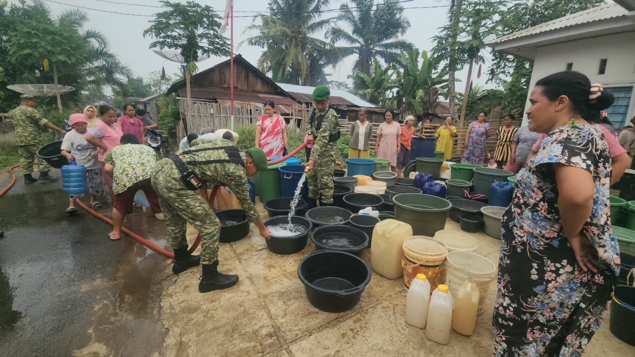 Kemarau Melanda, Kodim 0409 Rejang Lebong Salurkan Air Bersih Untuk 187 KK Di Bedeng SS