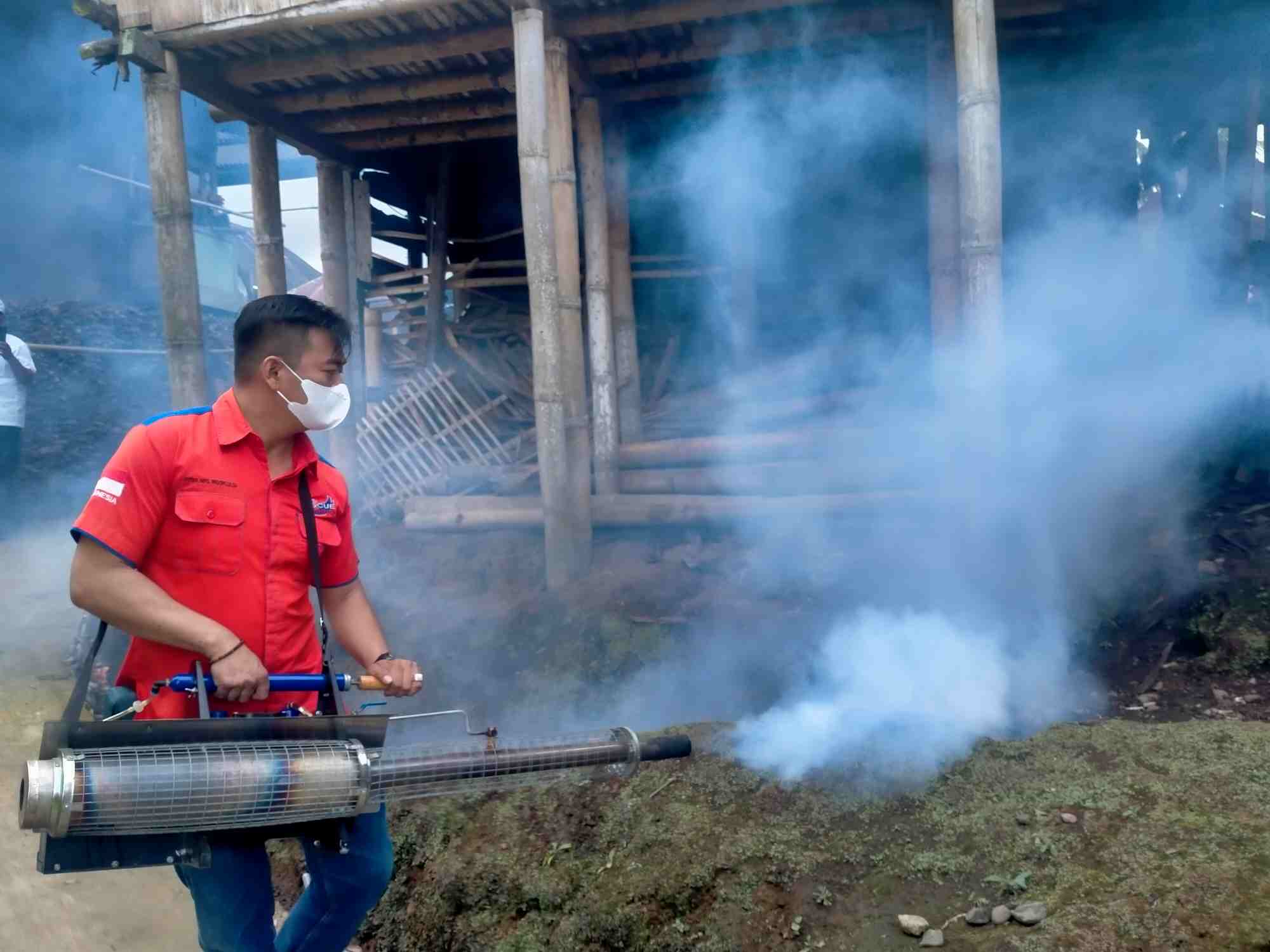 Anggota DPRD Rejang Lebong Partai Perindo Putra Mas Wigoro saat fogging di Desa Pungguk Lalang Kecamatan Curup Selatan 